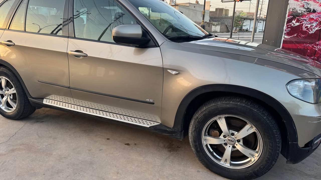 السلام عليكم 
للبيع او مراوس بصالون .2007  BMW x5  xdrive E70 4.8
جاهزه بدون ضرر عدا باب الخلفي الصغير بارد فقط 
 رقم سليمانيه سنويه 2029
شرط التحويل او وكالة 
المواصفات:
داتا شو سرعه وأعطال واتجاهات 
- كشنات كهرباء + تدفئة مع ذاكرة جهتين للمقاعد الأمامية
- گير كوبرا اوتو + عادي+سبورت
- تحكم كامل بالستيرن مع أوامر صوتية 
- بردات ع جامات البيبان الخلفية.
- لايت عدسه LED  اصلي
- انارة ترحيب -
- تبريد قطعتين منفصل ثلج 
- چوبلس خلفي
- حداديه جديد مسويه 
- دخول ذكي بدون مفتاح 
-هوك سحب خلفي 
السعر  115$ ورقة وبيه مجال للشراي أو المراوس حسب القناعة 
مكان السيارة :- بصره 
رقم الهاتف *********** شط العرب, البصرة
