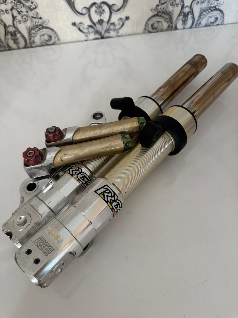 صدر RGS ذهبي كامل مكفول
وجاملغ كاربون هوه والقاعده الاصليه ثقيله كابون حقيقي اصلي مو تجاري 

مكاني بغداد 
***********
