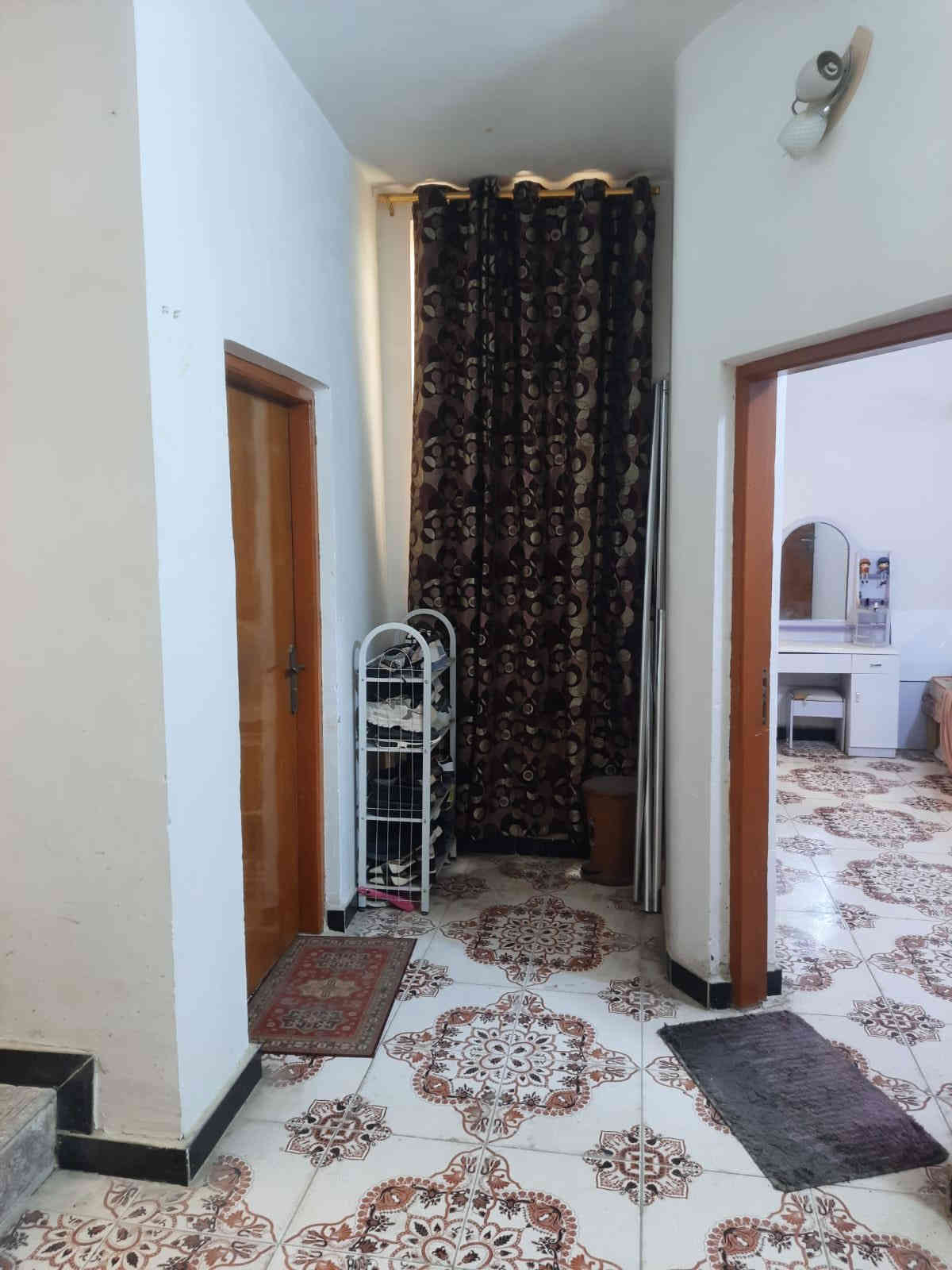 مستعجل ع البيع 
بيت للبيع السعر جداً مناسب + موقع مميز 

مساحة ١٥٠ متر طابقين كونكريت مسلح 
الطابق الاول : غرفة - مطبخ - صالة - استقبال - صحيات داخلي وخارجي  
الطابق الثاني : غرف عدد ٣ - صالة - صحيات 
الموقع : شارع ٣٠ خلف مؤسسة الشهداء 
السعر 270 واكو مجال بسيط للتفاوض 
واتساب ***********
