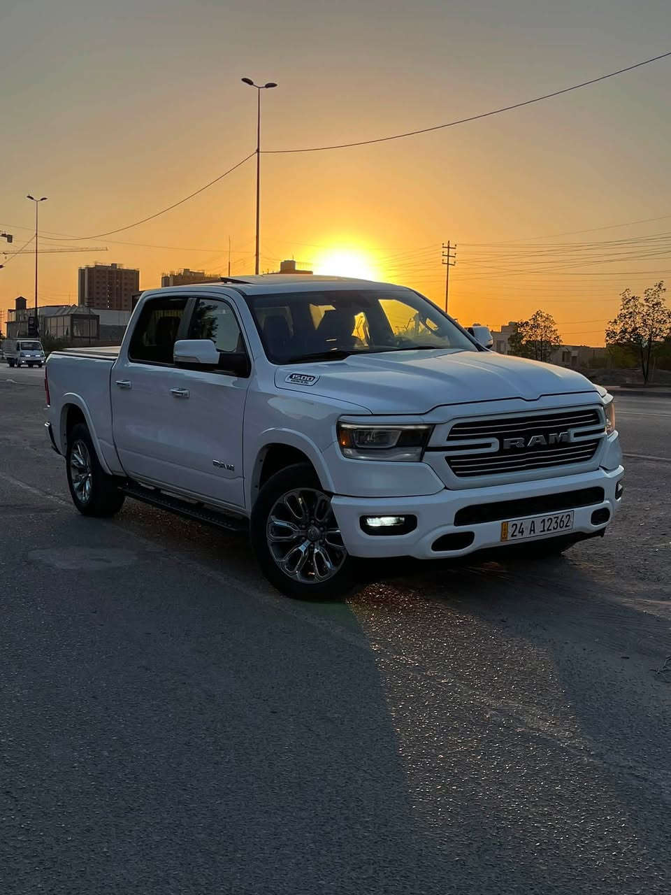 🔥 RAM 1500 LARAMIE 2021 (HEMI V8) - - فول مواصفات 🔥
بجم كبس
***********
ضرر السيارة بدون صبغ جاملغ خلفي جهة السكن وبابتين مبدلات نفس لون بدون ايبارك بدون داخل بدون شواصي 

✅ محرك HEMI V8 (8 سلندر)
✅ دفع رباعي 4×4
✅ بانوراما
✅ باب البدي قطعتين
✅ مقاعد جلد فاخرة
✅ شاشة تسلا
✅ Apple CarPlay & Android Auto
✅ نظام صوت Harman Kardon
✅ تبريد وتسخين للمقاعد الأمامية
✅ مقود مدفأ
✅ ذاكرة لمقعد السائق
✅ تشغيل عن بعد (Remote Start)
✅ دخول ذكي + تشغيل بصمة
✅ كاميرا خلفية مع حساسات أمامية وخلفية
✅ مراقبة النقطة العمياء
✅ مثبت سرعة
✅ نظام المحافظة على المسار
✅ فرملة طوارئ تلقائية
✅ شاحن لاسلكي
✅ تحكم (ستيرن)
✅ جامة خلفية كهرباء

وبيها بعد هواي مواصفات ما ذكرتهن 

مكان السيارة بغداد
