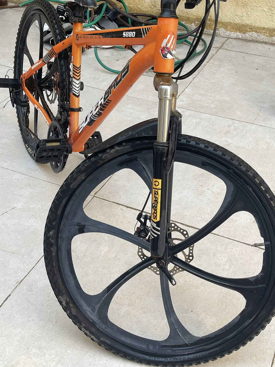 بايسكل للبيع مستعمل شهر بيه فقط البدالات ما تشتغل والتايرات فاشه لان ما عندي بم انفخهن مشتريه قبل شهر جديد ب150 ابيعه ب100 نهايته


**إذا كنت صاحب هذا الإعلان وتريد حذفه لأي سبب، رجاءا أرسل رسالة إلى الدعم الفني**