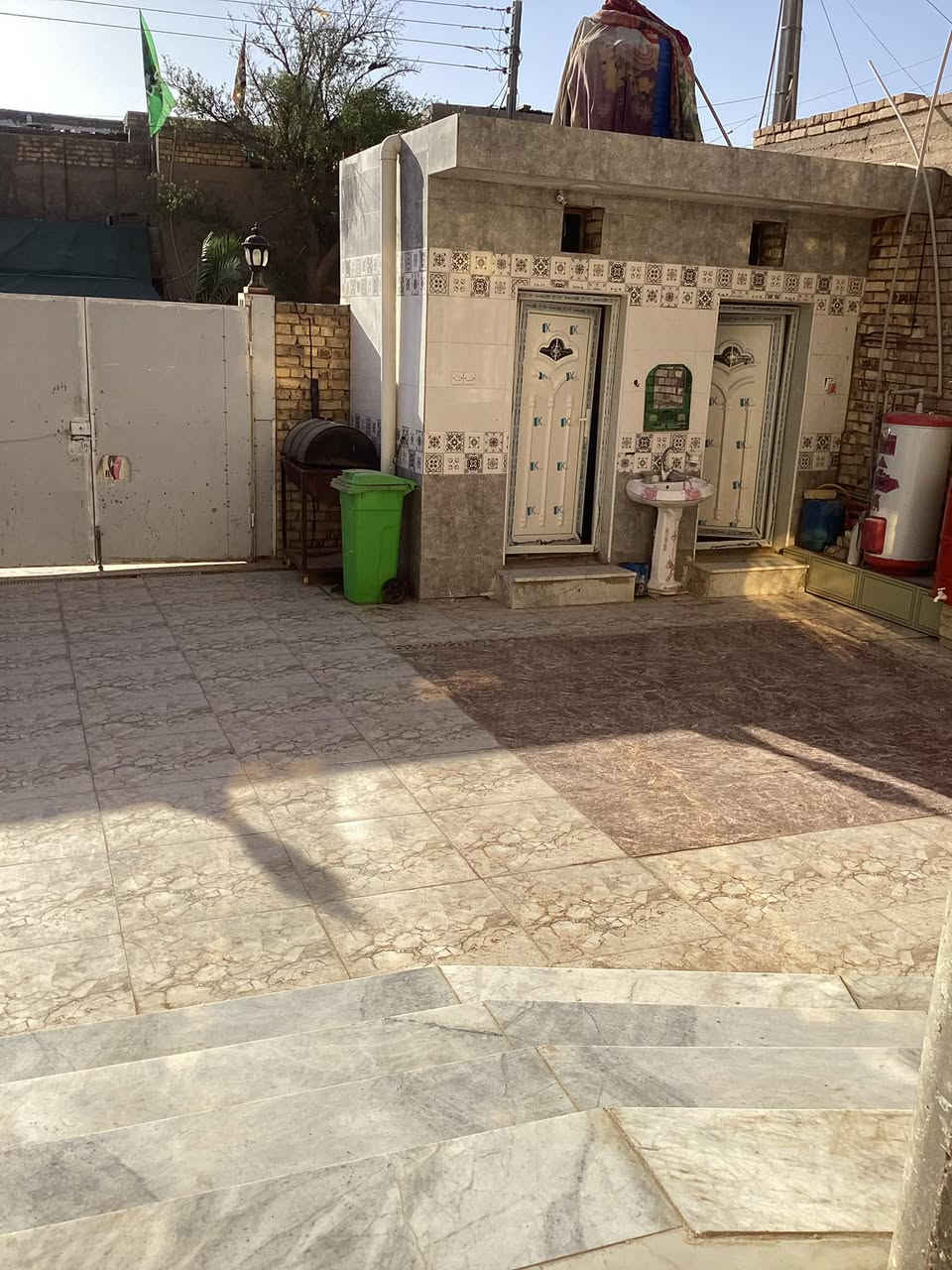 الدار للبيع مساحه 300م منطقه نهايه سايدين ابو رمانه بصفحه العوفيه 
الفرع الاول البيت الاول 
استقبال عدد اثنين 6×4
صاله عدد اثنين 9×4
غرف عدد 6 
4غرف 4ونص ×5
صحيات عدد 10
مناور ٣
مطبخ في الصاله 
الساحه 12×7
غير مطلوب لااسكان ولا عقاري
السعر 280
منطقه امنه
وجيران طيبون 
الماء متوفر 24ساعه 
رقم الاتصال ***********
