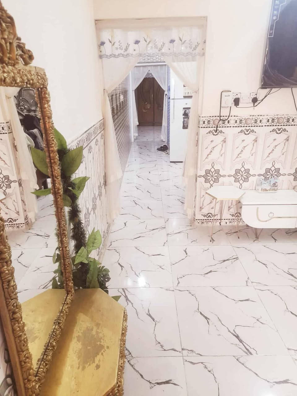 بيت مساحه 55متر  غرفتين وحده فوك وحده جوه حمام مطبخ منور ستقبال بيتونه وطرمه 5متر وتشجير 20متر تابعه البيت سريدات قريب عل جزيره السياحي طابو ملك زراعي بكاع منصور الركابي السعر 68 سريدات الجديده ***********
