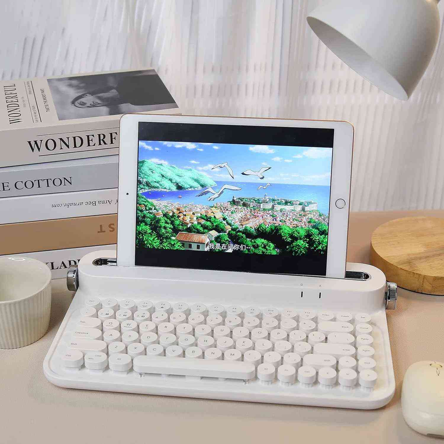 يا عشاق الأنتيكة والأناقة.. جبنا لكم "البيانو" اللي راح يخلي أصابعكم ترقص! 🎹❄️

هذا الـ YUNZII ACTTO B305 مو مجرد كيبورد، هذا "قطعة ثلج" ومدللة راح تخلي مكتبك يصير قطعة من باريس. 🐣✨

- شي ما مطروق: تصميمه "رايبرايتر" (آلة كاتبة) يرجعك لأيام زمان بس بنظام بلوتوث يربط على 3 أجهزة سوة. صوت الدكم يخليك تحس نفسك "كاتب عدل" أو وزير كاعد يوقع قرارات مصيرية! 🏛️🤯
- ينطيك هيبة بدون تعب: بيه مسند (Stand) داخلي يشيل التابلت والموبايل مالتك، يعني تدرس محاضراتك وتكنك وتجاوب عالخاص بآن واحد وكأنك "أخطبوط" محترف. 🐙📱
- يخليك محترف غصب: اللون الـ Snow White ينطي نظافة وكشخة للمكان، ويخليك تشتهي تخلص شغلك أو دراستك بس حتى تدوس على دكماته "المدللة".
- ليش يفيدنا؟ لأن بطلابنا وجماعة الأونلاين يحبون الترتيب، وهذا الكيبورد يخلي "المحاضرات الطويلة" تمر برمشة عين وبدون ملل الوايرات. 🇮🇶💪

السوق مولع والقطع تمشي أسرع من حرارة الصيف! 🔥 تريد تحول مكتبك للوحة فنية؟
اكتب "تم" أو "Tm" هسة بالتعليقات وندزلك السعر اللي يبرد گلبك عالخاص! 👇📩

YUNZII ACTTO B305 Wireless Typewriter Keyboard
کیبۆردی بێتەلی یەنزی ئاکتۆ B305

Keywords:
YUNZII, ACTTO B305, Retro Keyboard, Typewriter Keyboard, Wireless Keyboard, Bluetooth Keyboard, Aesthetic Setup, Snow White, iPad Keyboard, Tablet Stand, Office Decor Iraq, Student Gear, Baghdad Tech, Erbil, Basra, كيبورد بلوتوث, آلة كاتبة, كيبورد ايباد, ترتيب مكتب, اكسسوارات كمبيوتر, هدايا بنات, دراسة, كشخة, سوق مريدي, تكنولوجيا. أربيل, العراق


**إذا كنت صاحب هذا الإعلان وتريد حذفه لأي سبب، رجاءا أرسل رسالة إلى الدعم الفني**