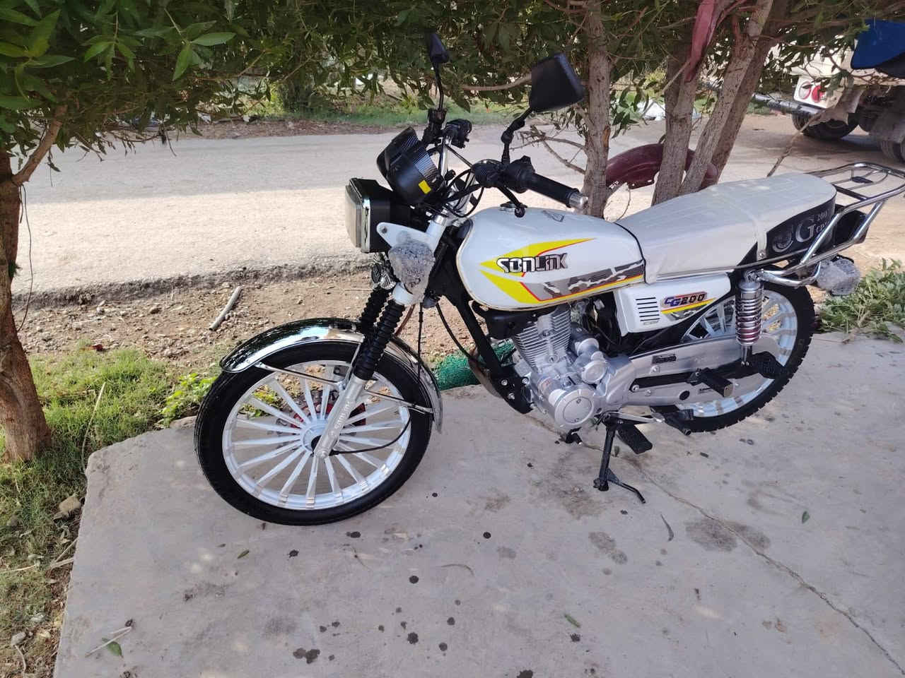 سلام عليكم دراجه سونك موديل25 دراجه نضيفه ماشيه 9000. كشي شغال بيه من عده صندوك مو البيع. مكاني جسر دياله. سعر 825. تواصل ***********. مايعجبه لا يكسر بل سعر.  اوراق كامله.
