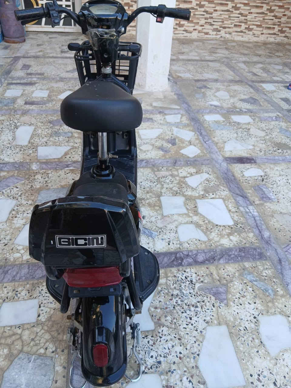 دراجه شحن للبيع تحتوي على اربع بطاريات اصليه وجديد المكان طوريج ام الهوى لاستفسار مراسله الصفحه او الاتصال على رقم ***********
