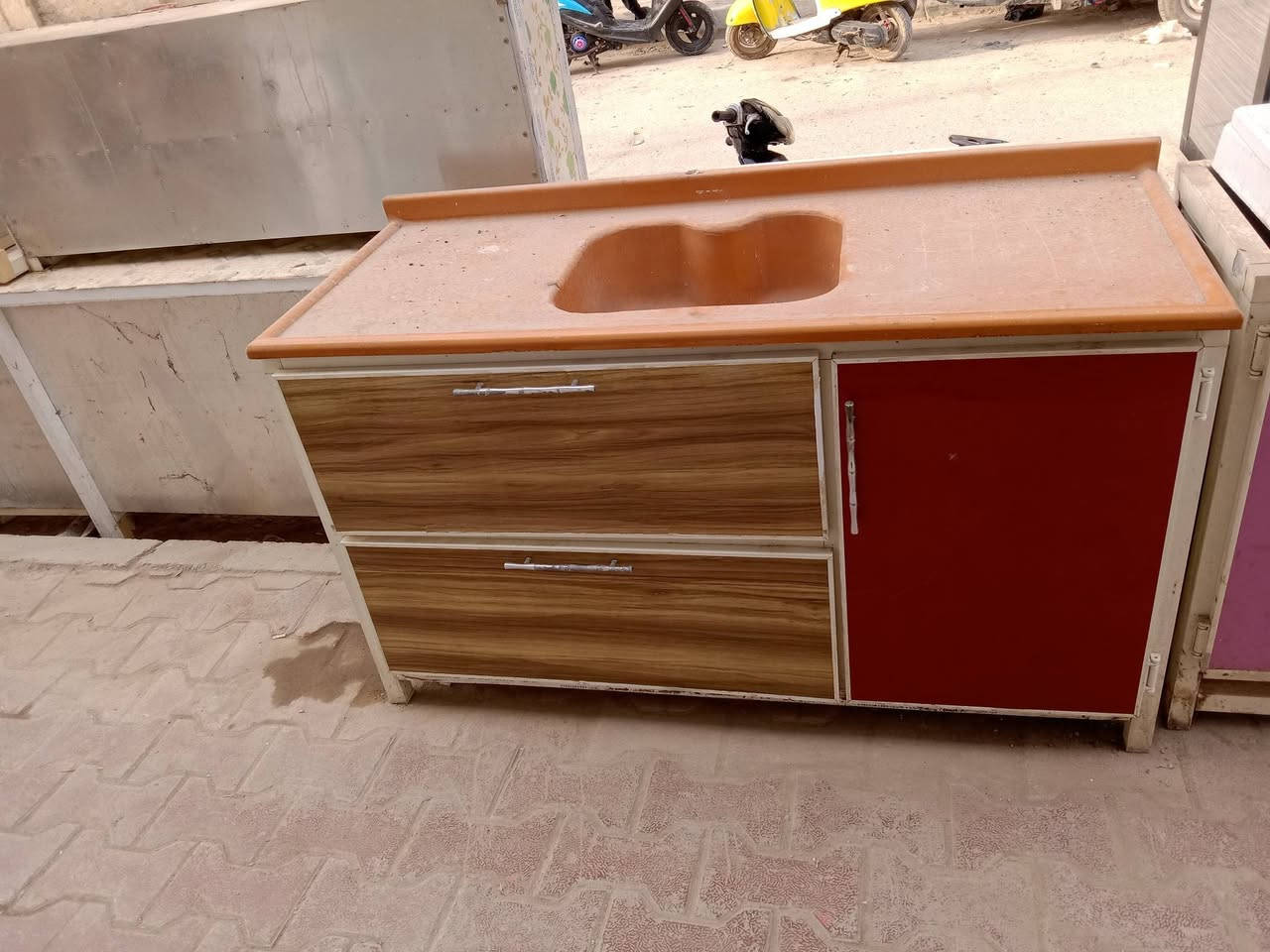 السلام عليكم من رخصه الادمن محل الاخوين لبيع الاغراض المنزلية المستخدمه عنوان المحل  المسيب شارع الاول والاسعار اسئل وجاوبك ***********
