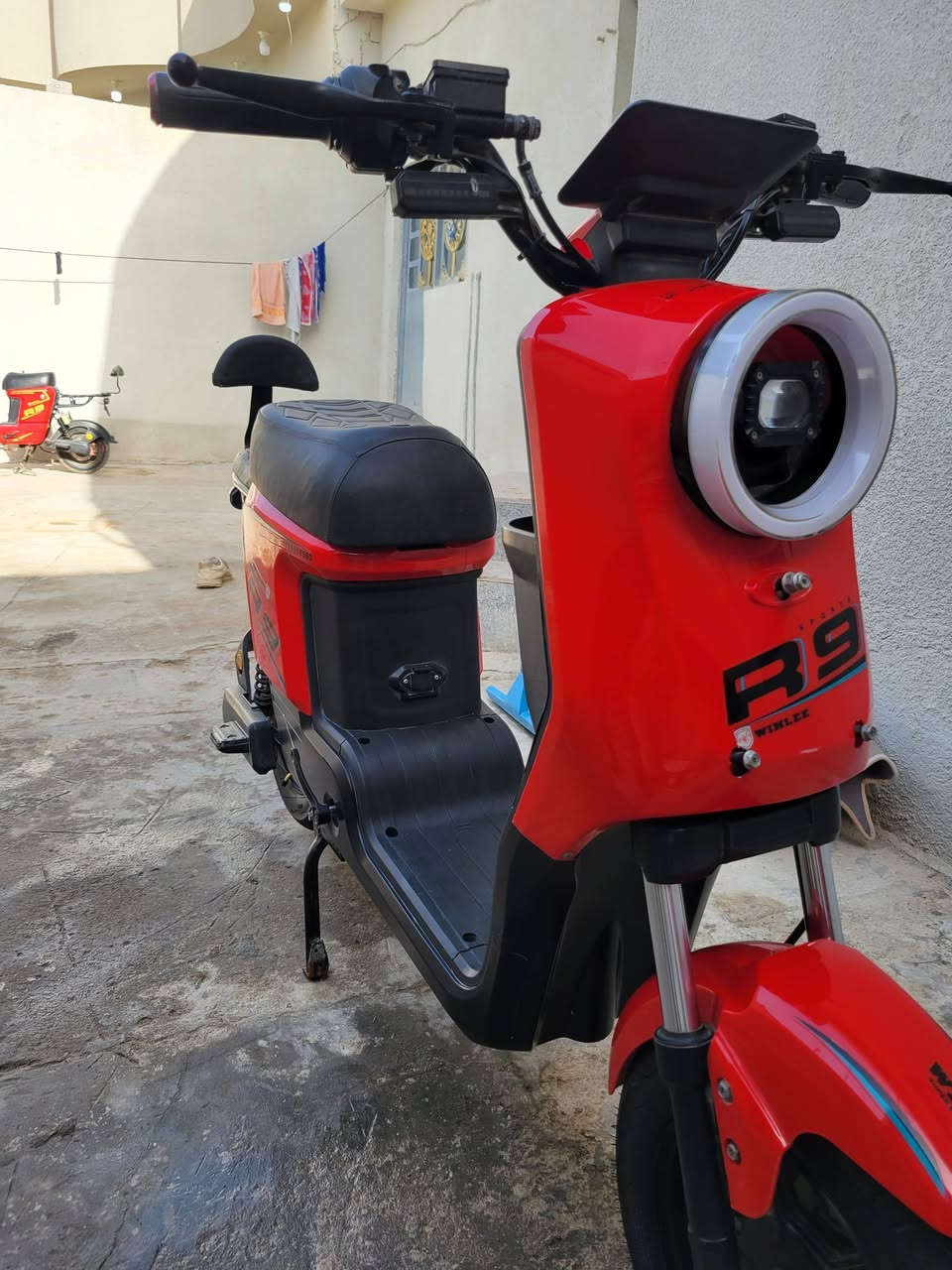 سلام عليكم درجة R9 نضافة 90% خمسه بطاريات 32 ملف 1200 سرعه 109 احله من صوره سعره 450 وبي مجال شراي يرسل على رقم  *********** المكان البصره شط العرب قرب جسر خالد
