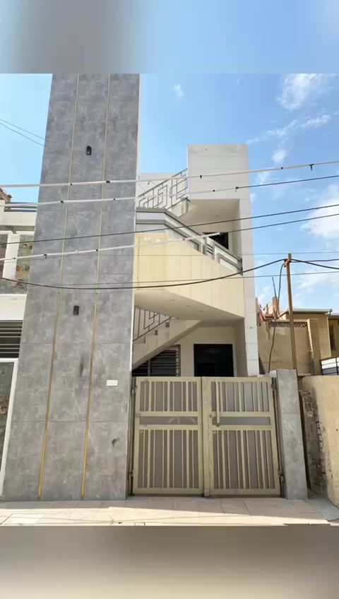 دار للبيع جديد و حديث وبمواصفات عصرية
مساحة 106 متر 
واجهة 4 وربع المتر 
الدار ملك طابو صرف سكني 
في بغداد نفق الشرطة منطقة حي حطين محلة 620 
كل طابق عبارة عن مشتمل كامل معزول ماء وكهرباء 
كل مشتمل يحتوي على غرفتين وصالة و مطبخ وصحيات غربي 
فيديو موضح للدار
سعر العرض 430 مليون دينار 

للاستفسار يرجى التواصل مع #مكتب_الرسام_الهندسي_للعقار_والمقاولات 
بغداد حي الجامعة نهاية شارع مركز شرطة حي الجامعة بعد روضة أطفال الاوركيد الاهلية ومجاور شركة طيبه للحج والعمرة 
هاتف :
***********
***********
***********
