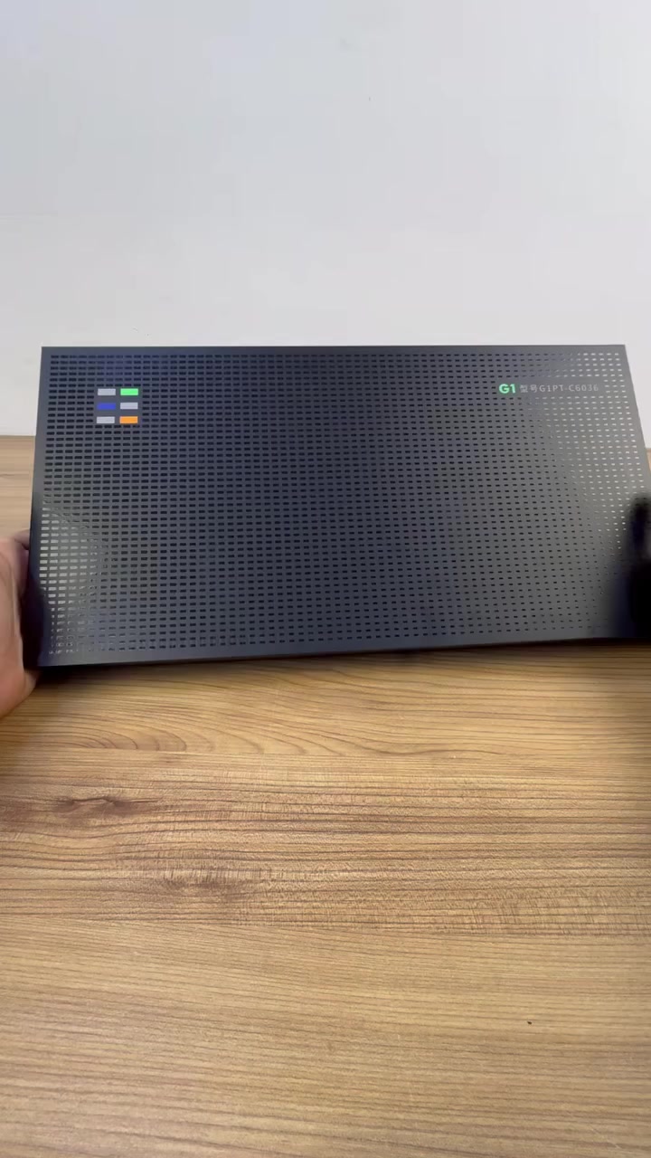 طقم أدوات منزلي كهربائي متعدد الاستخدام – JOKER

السعر  34,000  الف

المميزات

درنفيس كهربائي قابل للشحن بمنفذ USB Type-C ببطارية ليثيوم 1500mAh.

سرعة دوران 230 دورةدقيقة (rpm) وعزم دوران كهربائي 3N.m يدوي 10N.m.

وقت شحن حوالي 60 دقيقة وزمن تشغيل مستمر يصل إلى 40 دقيقة.

تصميم مريح وخفيف الوزن (150غ) لسهولة التحكم والاستخدام.

يحتوي على مجموعة رؤوس متعددة (PH، PZ، SL، Torx، Hex) تناسب كل أنواع البراغي.

أدوات متكاملة تشمل:

- مطرقة معدنية صغيرة.
- مفتاح إنكليزي قابل للتعديل.
- كماشة احترافية.
- مشرط (كتر) آمن ودقيق.
- شريط قياس طوله 3 أمتار.
- علبة مفكات دقيقة معدنية مغناطيسية.

جميع الأدوات مصنوعة من معدن مقوّى عالي الجودة مع مقابض مريحة مقاومة للانزلاق.

تصميم داخلي من الفوم لحفظ الأدوات بشكل آمن ومنظم داخل الصندوق.

محتويات الصندوق

درنفيس كهربائي شحن USB Type-C

مطرقة معدنية

مفتاح إنكليزي

كماشة

مشرط

شريط قياس (3م)

مجموعة رؤوس مفكات + لقم حفر

كابل شحن USB Type-C

علبة مفكات دقيقة معدنية

كتيب تعليمات الاستخدام

الملاحظات

يُشحن بالكامل خلال ساعة واحدة قبل أول استخدام.

يُحفظ بعيدًا عن متناول الأطفال.

لا يُستخدم في بيئات رطبة أو تحتوي على سوائل.

أبعاد الكرتون: طول 46 × عرض 25 × ارتفاع 6 سم.


**إذا كنت صاحب هذا الإعلان وتريد حذفه لأي سبب، رجاءا أرسل رسالة إلى الدعم الفني**