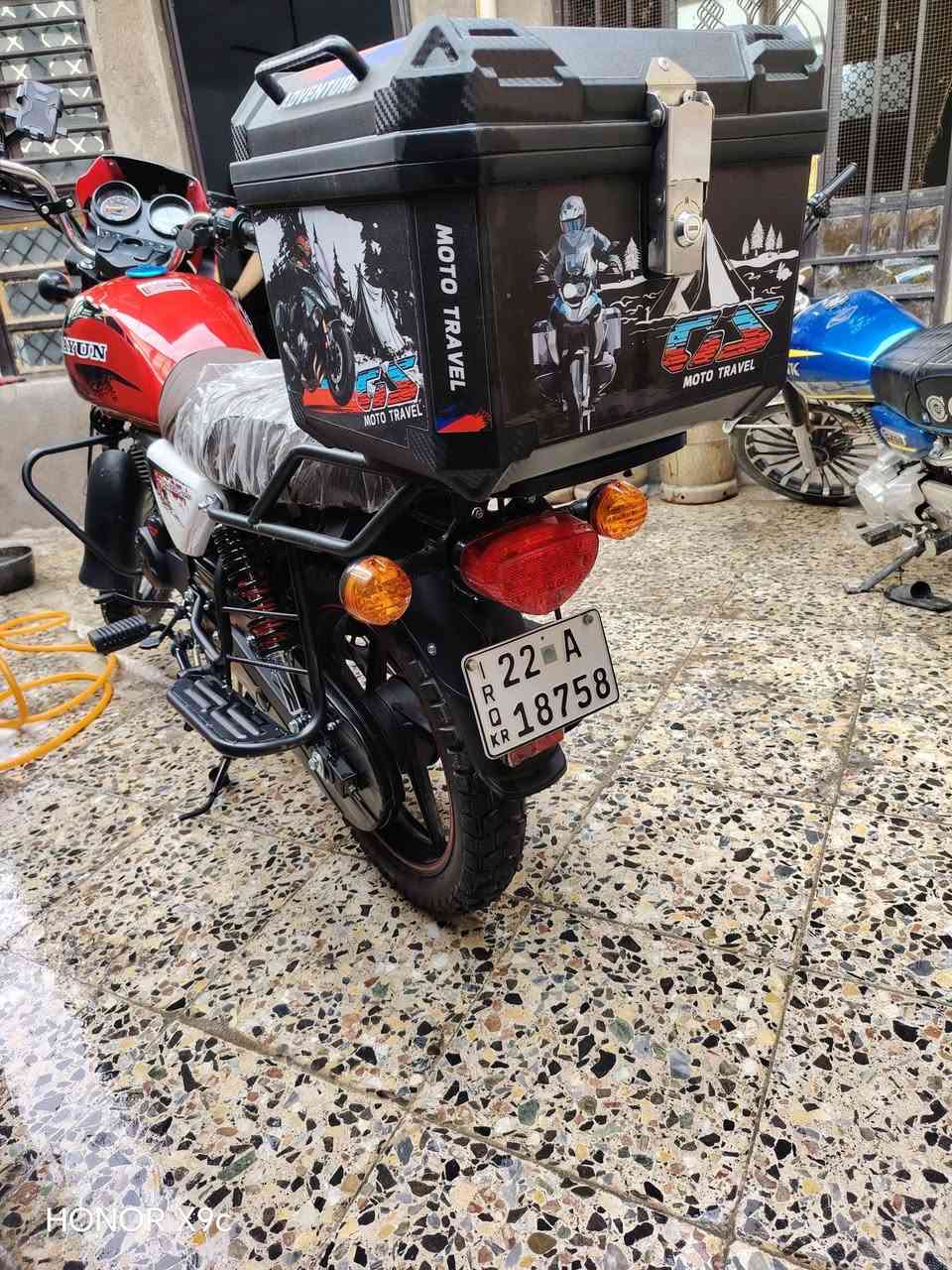 السلام عليكم دراجة دايوان للبيع فقط نزلتهة قبل شهر ماشية ٥٠٠٠ بعدهة زيرو استخدام شخصي رقم وسنوية لوحات عدد ٢ بأسم الشركة بعدهي 
سعره ٢٧٥٠ مليونين وسبعمية وخمسين 
مكان بغداد البلديات 
***********
