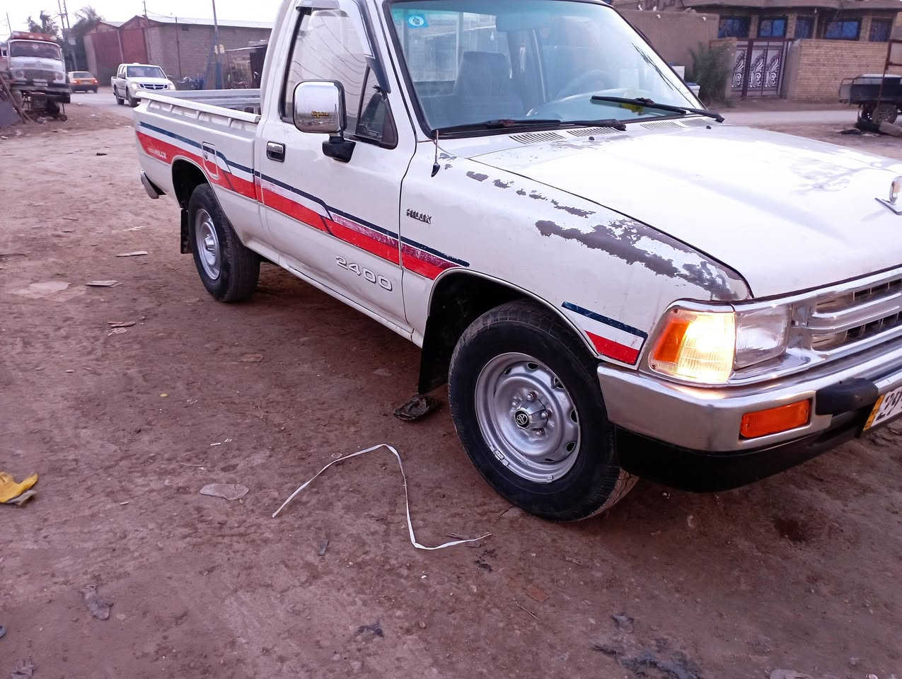 السلام عليكم للبيع بيكم موديل 1990 سنويه الغايت 2030 رقم واسط  سياره مكفوله كفاله علم كير شاصي  محرك حداديه تخم تاير جديد كهربايات كله شغاله المكان الديوانية السعر 60 وبيه مجال بصيط تصال على رقم ***********
