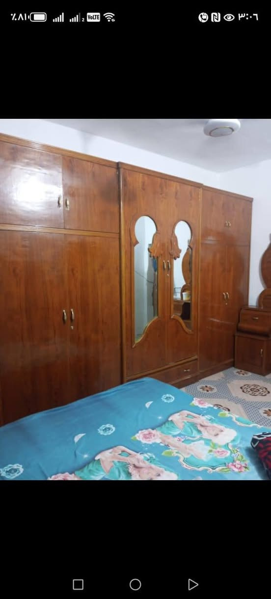 غرفه كامله ومابيه اي نقص حلوه ومرتبه سعر خاص رقم الهاتف ***********
