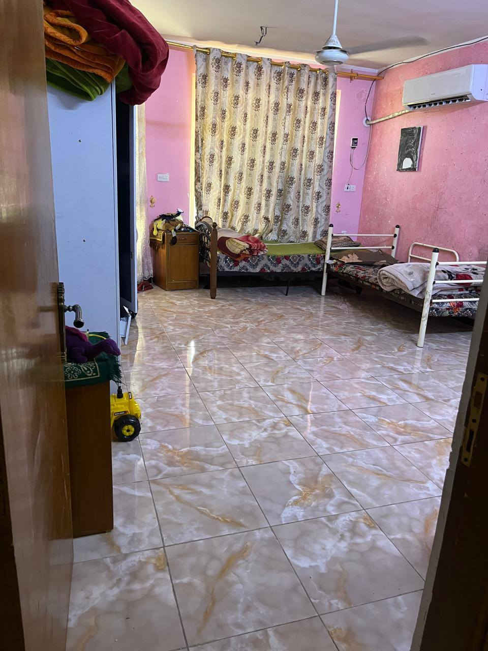 دار للبيع في حي السلام المربع الذهبي ..ركن مساحته ١٦٧ م يحتوي على ٤ غرف نوم  ٢ حمامات  واستقبال وهول داخلي مغلف بسيراميك اسباني .واجهه البيت ٨ م للاستفسار الاتصال على ***********
