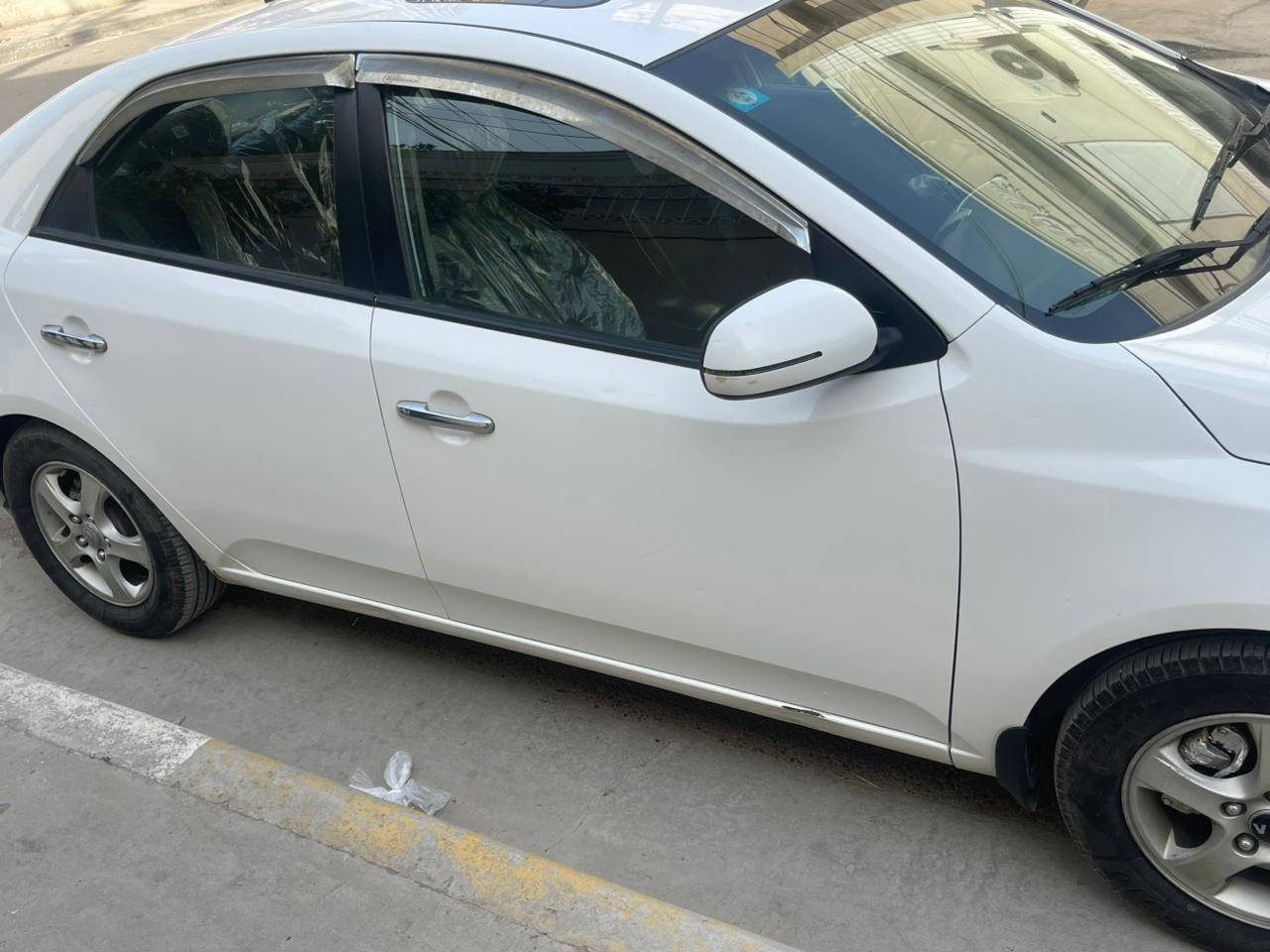 السلام عليكم مكلف بنشر اتصل ع الرقم                                      سيراتو 2011 بغداد خليجي بسمي 
فتحة سقف تحكمات  شفتات  كير 6 نمر شاشة وكامره وحساس خلفي 
غرفة خير من الله تبريد جيد تخم تاير  ويل كب بيه اصبع بخشم البنيد واضح بالصورة 
والجاملغ الأمامي الأيسر بدون سمكرة بس مفتوح ومصبوغ ومكان السبايدر الخلفي مال الصندوك. مكان السيارة بغداد الدورة 
107$ 
***********
