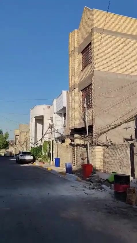 السلام عليكم بيت 50متر الواجهة 5 والنزال 10 زراعي البحث العلمي مقابيل كفاءات شهداء السيدية طابقين ونص 3غرف +استقبال +مطبخ +ترك + منور الصطح شتايكر جاهز للسكن بناء حديث الخدمات ماء مجاري كهرباء وتبليط السعر80مليون***********وتساب موجود ابوجعفر 
(داخل البيت كامل على الاخير جيب غراضك وسكن )
