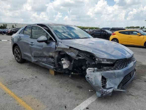 كيا K5 2022 LXS 
المواصفات : 

• محرك 1600 تيربو 

• بصمة +بصمة ابواب 

•تشغيل عن بعد

• نظام ترحيب 

• رادار امامي +خلفي 

• شاشة تدعم ابل كار + اندرويد اوتو 

• نظام النقطة العمياء 

• قيادة ذاتية 

•تحديد مسار

• لايت LED +زينون 

•  هاند بريك دگمة 

•اوتو هولد

• مود درايف 

وبيهة بعد هواي مواصفات

السيارة ماشيه 76كيلو 

• السعر 160 وبيها مجال بسيط. 

للاستفسار : ***********

مكاني بغداد /بنوك
