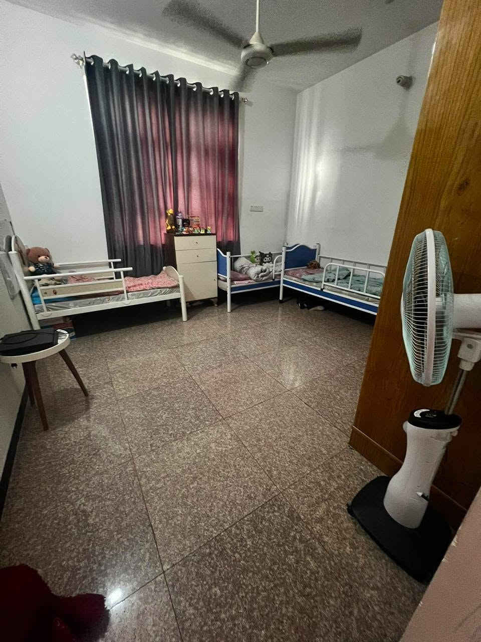 🏡 الدار للـــبيــــــــع  
📍 الموقع: شارع ٨٠ جهة كربلاء فرع شركه الماس الكهربائيه
✨ المواصفات:  
▫️ المساحة: 100 م²  
▫️ 10 × 10 م ركن 
..........
🔹 الطابق الأرضي:
- غرفه نوم  
_ مطبخ
_ صاله
_ كلدور 
_ صحيات 
🔹 *الطابق العلوي:
- غرفتين نوم 
_ كلدور 
_ مجمع صحيات 
_ سطح 
---------------------------------
📞 للاستفسار والمعاينة: 
الاتصال على الارقام :
***********☎️ واتساب    
او مراجعة المكتب 
الحلة _  شارع المقام / مجاور مول الحسن 
--------------------------------
✅ نستقبل جميع عروضكم السكنية 🏠 والتجارية 🏡 بكافة مناطق الحلة
