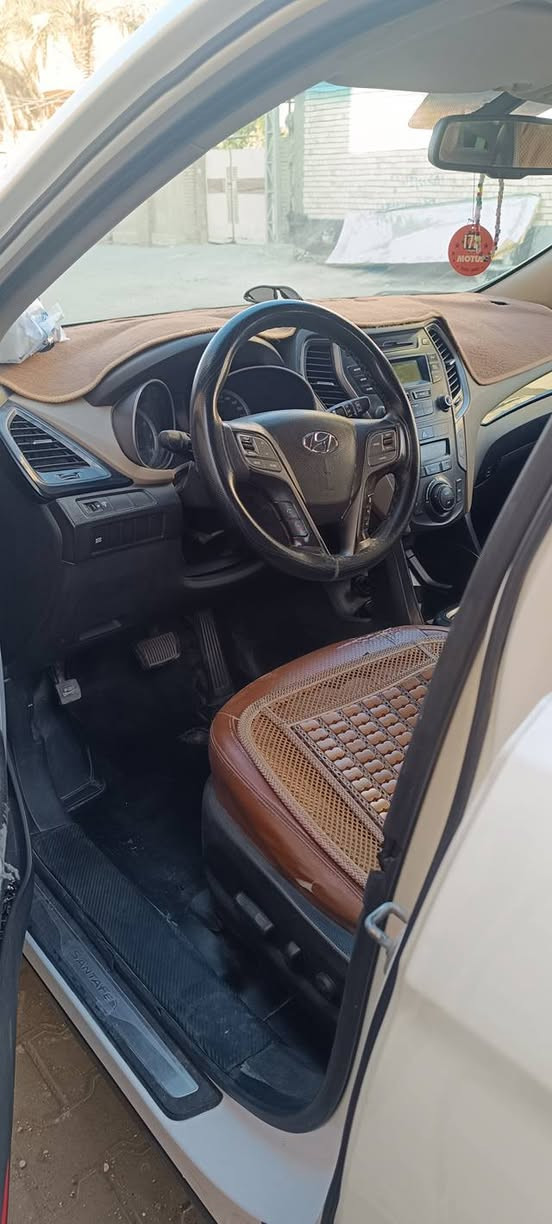 السلام عليكم موديل 2013 سنويه إلى 2027 مكفولة ضربة وصبغ وتبديل نجف بإسمي مكان النجف المواصفات فتحه بانوراما وبردات خلفيه وكشن كهرباء جلد سبعه راكب تبريد ثلاث قطع لايت زنون وبك لايت لد تحكم استيرن اشاره بالمرايه بريك  ABSلسيارة جاهزه السعر 160 للاتصال *********** غير متواجد على الفيس
