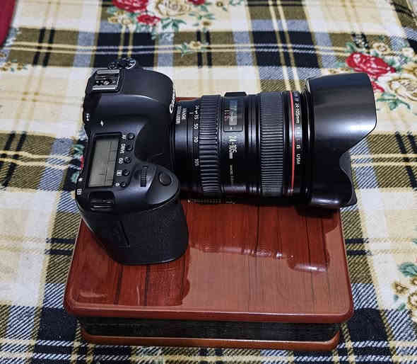 السلام عليكم 
كامرا كانون 6D مع عدسه 24_105 الرنك الاحمر 
الكامره استعمال شخصي نضيفه مثل ماموضح بالصوره 
وياه كرب حامل بطاريات وبطاريه وحده مع جميع ملحقاته كارتونه شاحنه مع جنطه وحزام الكتف كل غراضه الاصليه 
السعر ٨٠٠ وبيه مجال للطيبين 
الكامرا غنيه عن التعريف موجود توصيل جميع المحافضات 
للتواصل خاص او واتساب ***********
