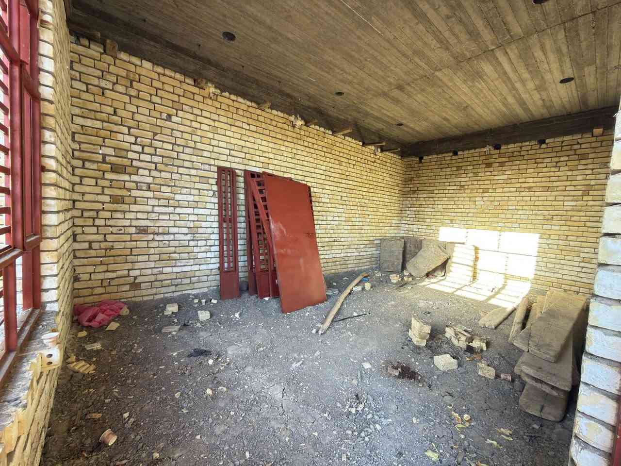 السلام عليكم هيكل معروض للبيع المساحه 200متر بناء طابوك جمهوري صب درجى اولى  خريطه حديد ثقيل شغل البيت كله موجود تصوير من حديد وشيش وصب وبناء أمانة الله موقع البيت المجمع المقابيل مستشفى  القاسم ع قرب أسواق المرتضى نفسه شارع الاسواق قريب على الشارع الرئيسي للستفسار الاتصال على الأرقام 
***********
***********
مكتب السند للعقار
