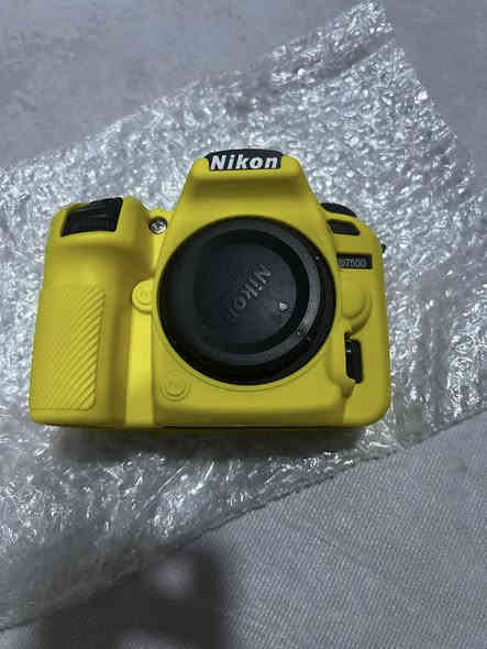 كاميرا نيكون دي 7500
كاميرا نظيفه كلش 
نطافتها 95%زلغ مابيها
شتر 50k
كامل ملحقاتها 
كارتونتها
بطاريه اصليه
شاحنه
حزام
جيلاتين
عدسه 18/140

سعر مليون و150
مكاني البصره ويوجد توصيل لجميع محافظات العراق
***********
