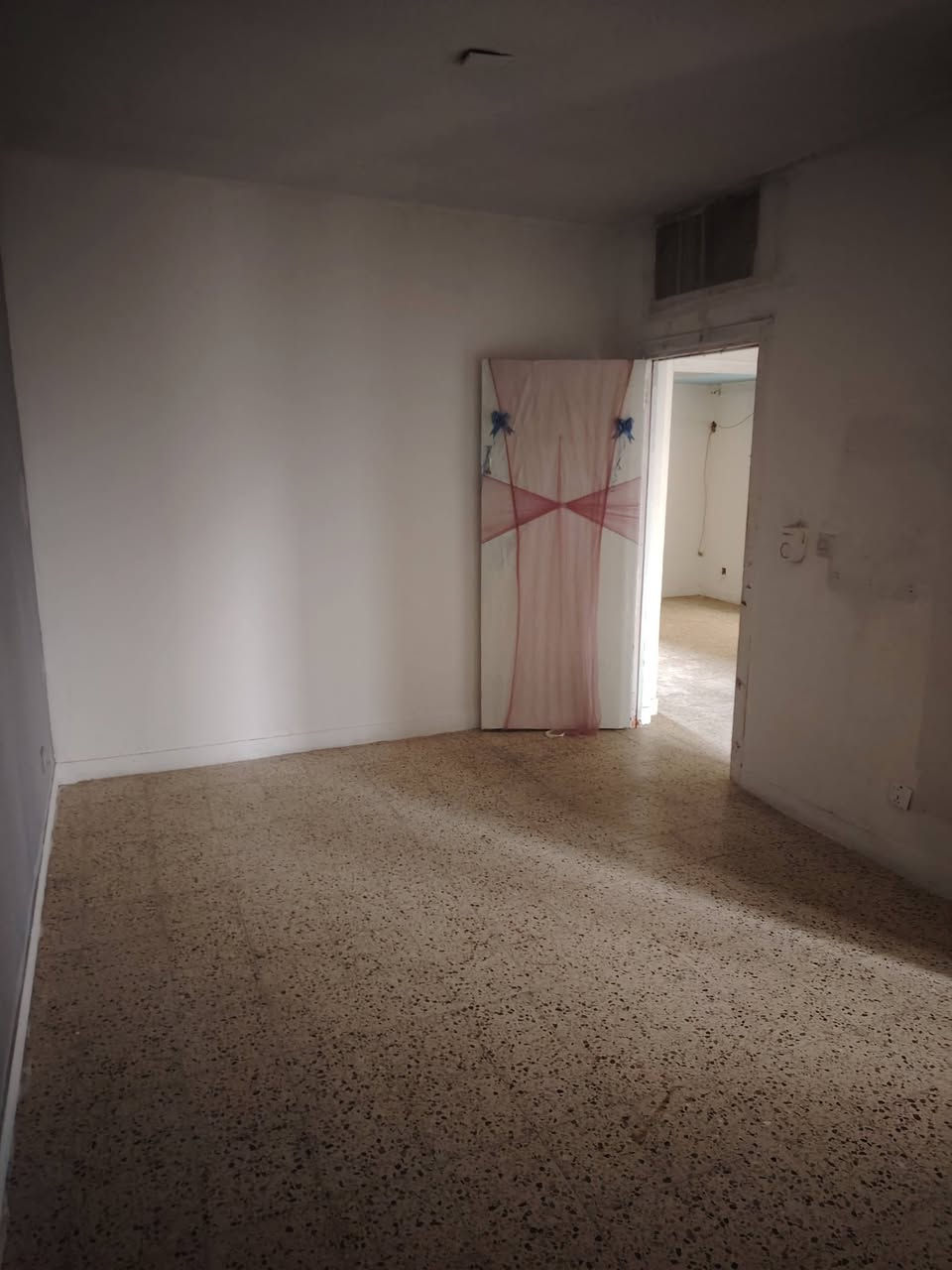 سلام عليكم شقه ارضيه+ مشتمل مع الشقه للبيع ديلوكس مجاور مدرسه الورقاء التواصل عل رقم الهاتف ***********
