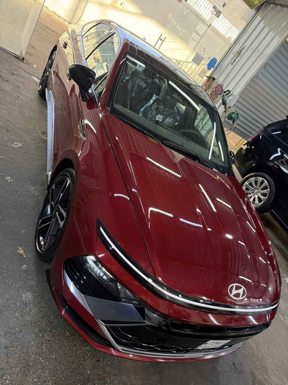 � هيونداي سوناتا N Line2024 🚘
ما ماشية غير 12 الف
محرك توربو 2500
300حصان
8 sepeed Transmission Dull Clatch
✨ المواصفات فول فول (Full Option):

 بصمة ( ابواب + صندوق ) 
🟥 تشغيل عن بعد 
🟥 شاشة جبيرة ( كار بلي + اندرويد )
🟥 واير ليس شحن 
🟥مثبت سرعة 
🟥قيادة ذاتية 
🟥تحديد مسار 
🟥 رادار امامي 
🟥رادار جانبي 
🟥رادار خلفي 
🟥كامرا دوارة ١٨٠
🟥مثبت ستيرن 
🟥سايد بريك بصمة 
🟥مودات قيادة ( نورمال - سبورت - سبورت بلاص - كوستم)
🟥كشنات تدفئة 
🟥 بانوراما 
🟥تبريد بيانو 
🟥تبريد قطعتين 
🟥لدات بلادية بالدشبول متغير الوان تتحكم بيهه بالشاشة
🟥كيجات بالعداد تظهرلك قراءة (حماوة الدهن - التيربو - العزم)
🟥كيجات دجتال تتغير ويا كل مود مثل ماموضح بالصورة
🟥كير دكمً ٨ سرعات + شفتات ستيرن 
🟥نظام سماعات BOSE اقوى انظمة سماعات
🟥جامات اوتو
🟥اوتو هولد
🟥كشنات كنتارا حضن N
🟥محرك 2500 تيربو 
‏🟥 300 HP يعني طيارة انسى شي اسمة جارجر😁
🟥لدات امامي خلفي 
🟥وبعد هواي مواصفات بيهه
ضرر سيارة  خفيف جدا جدا سيارة كبس
بدون ايرباكات
السياره فحص مؤقت. دخول جديد تريد ترقيم او بدون رقم انت ترقم 
السعر. ( 20500$) بدون رقم 
مع الرقم اضيف 1500$
مكان السياره.  بغداد . الكرخ
للاستفسار. ***********
