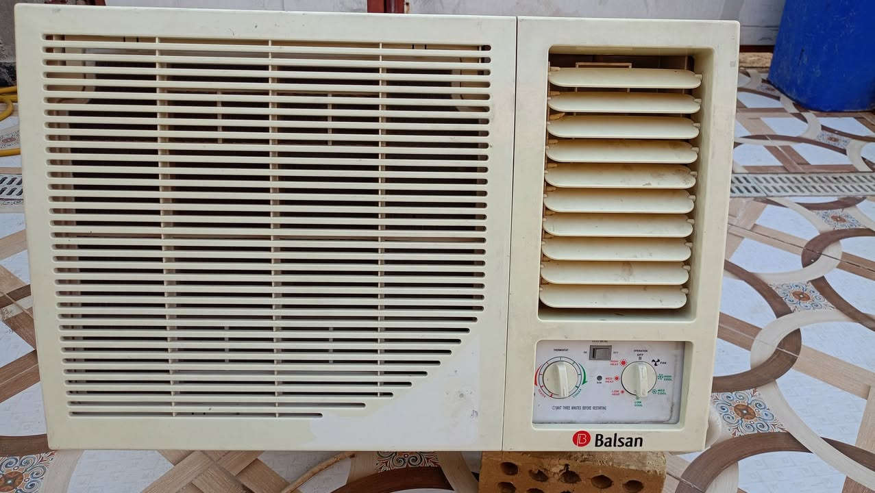 السلام عليكم ورحمة الله وبركاته 
مكيف للبيع طنين ع الفحص تبريد ثلج هو والقفص مالته 
السعر 250 وبي مجال للشراي 
 اتصال ع الرقم ***********
