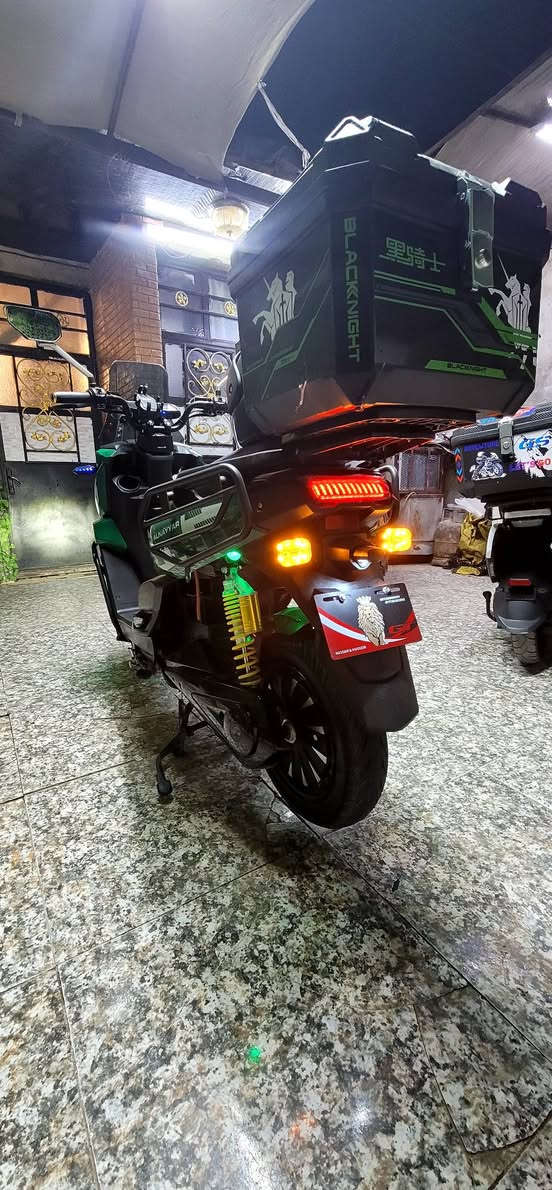 السلام عليكم...دراجه اباتشي الشكل الحديث ..جبلي ...الملف...3000w...
السرعه ..120k...عدد البطاريات 6 مسطره ...الدراجه مستخدمه لاكن وضع وكاله ...تمشيك بل شحنه الواحده اكثر من 70 كيلو...بلوتوث...تشغيل بصمه..سويج...كارت..تشغيل عن بعد وجهاز مانع سرقه...لدات أماميه خلفيه واسفل الدراجه...عدد التحويلات..1..2..3..4..R...مكاني بغداد الشعب قرب محكمة الشعب الجديده على الشارع العام..السعر (مليون) قفل ...الشراي يتصل..***********...واتساب موجود....
