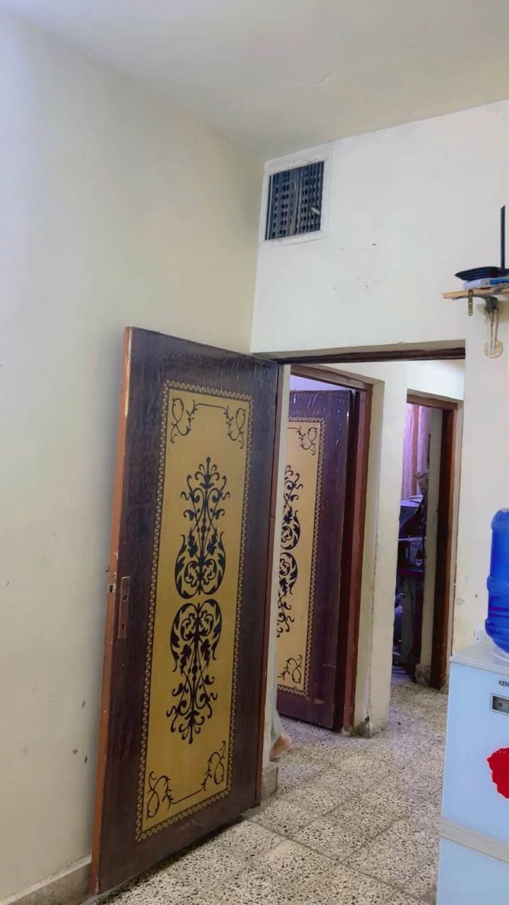 اللهم صل على محمد وال محمد
السلام عليكم /بيت طابو ملك صرف

الكمالية / حي الزهراء / شارع المصرف / قرب ام محمد القابلة بالفرع بصف الركن
عرض الشارع عشرة متر

البيت بأسم شخص واحد

تفاصيل البيت

مسلح طابقين

المساحة الكلية ٢٠٢ ونص

الواجهة ٩ متر و  ٢٥ سم 
النزال ٢٢ونص متر

الطابق الارضي

كراج + حديقة + مدخل + استقبال + هول + صالة + غرفة + مطبخ + صحيات

الطابق الثاني

غرفتين نوم + صحيات

البيت بي ترك جانبي وخلفي

السطح شتايكر جديد قبل شهر كمل

السعر ٢١٥ وبي مجال

رقم صاحب العقار

***********
