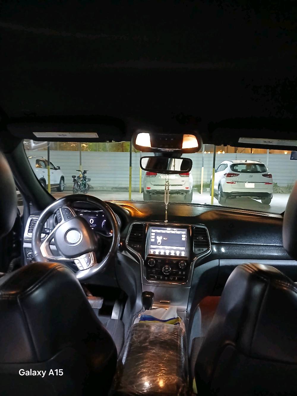 السلام عليك عارض جيب كراند شيروكي لاريدو سوداء للبيع تم تصنيعها عام ٢٠١٨
وارد أمريكي بيها خوش مواصفات هي
كاميرا خلفية
مستشعر وقوف
تدفئة مقاعد
بصمة
شاشة
مراية جانبية كهربائية 
جامة السايق كهربائية
جامع راكب الصدر كهربائية
إنذار 
تحكم تلقائي بدرجة الحرارة
مصابيح ليد 
تدفئة الستيرن. و المقود
4×4
مصابيح ضبابية لكشف الضباب
زر تشغيل 
ضوء عالي تلقائي
جنطة كهربائية
حساسات ضغط الإطارات
نظام تنبيه السائق و مقعد الصدر عند عدم لبس حزام الأمان





بيها خمس قطع
الجاملغات الامامي 
بنيد
باب الصدر
باب المقع الخلفي الموجود خلف السائق
السعر ١٧٨٠٠
للاتصال اتصل على ***********
          او اتصل على ***********
الموقع.        ( بغداد -الغزالية)