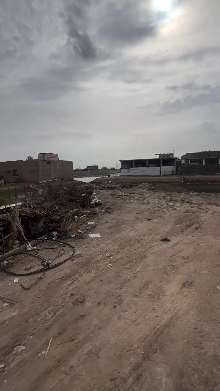 للبيع بيت مع محلات العدد 5مع بيت  مساحه ارض كبير البيت عدد الغرف 3مشتملات مكان البيت مع المحلات البصره قضاء الدير قرب المحكه مقابل جسر مشات جديد التصال والسستفسار عل رقم الهاتف *********** سعر خاص مكلف بنشر
