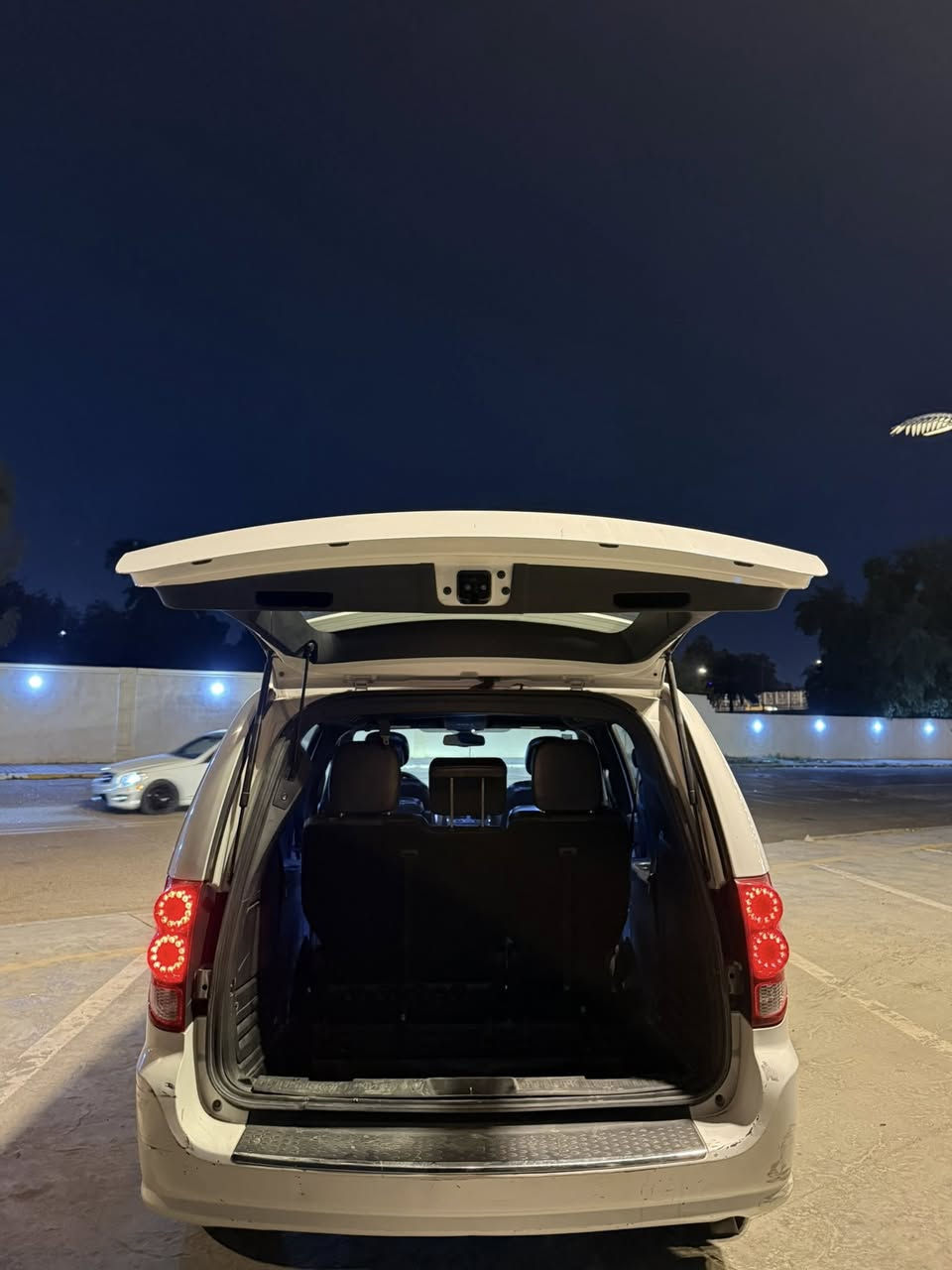 للبيع دودج جراند كارافان GT موديل 2017 فل مواصفات
عائلية مريحة وقوية

🔥 سبعة ركاب

🔥 جاهزة للاستعمال اليومي والسفر

:

 • الموديل: 2017

 • الفئة: GT

 • المحرك: 6 سلندر 3.6 لتر Pentastar

 • القوة: تقريباً 283 حصان

 • قير: أوتوماتيك 6 سرعات

 • الدفع: أمامي FWD

 • عدد الركاب: 7 ركاب (3 صفوف)

 • اللون الخارجي: أبيض

 • الداخلية: جلد أسود

⸻

🔹 المواصفات الخارجية:

✔️ جنوط رياضية

✔️ أنوار أمامية أوتوماتيك

✔️ شبك GT رياضي

✔️ مرايات كهرباء

✔️ أبواب جانبية سلايد

✔️ باب خلفي كهربائي

✔️تشغيل عن بعد

المواصفات الداخلية:

✨ داخلية جلد أسود نظيفة

✨ مقاعد كهرباء

✨ مقاعد الصف الثاني Stow n Go تنطوي بالكامل

✨ شاشة لمس وسطية

✨ AUX / USB / HDD

✨ تحكم من الدركسون

✨ مثبت سرعة

✨ مكيف أمامي وخلفي منفصل

✨ فتحات تبريد للصفوف الخلفية

✨ إضاءة داخلية LED

✨ درج تخزين أرضي متعدد

(🔔🔔مصبوغة حزام)

💰 السعر: (170)$ وبيها مجال

الموقع: (بغداد)

الاتصال ( ***********)
