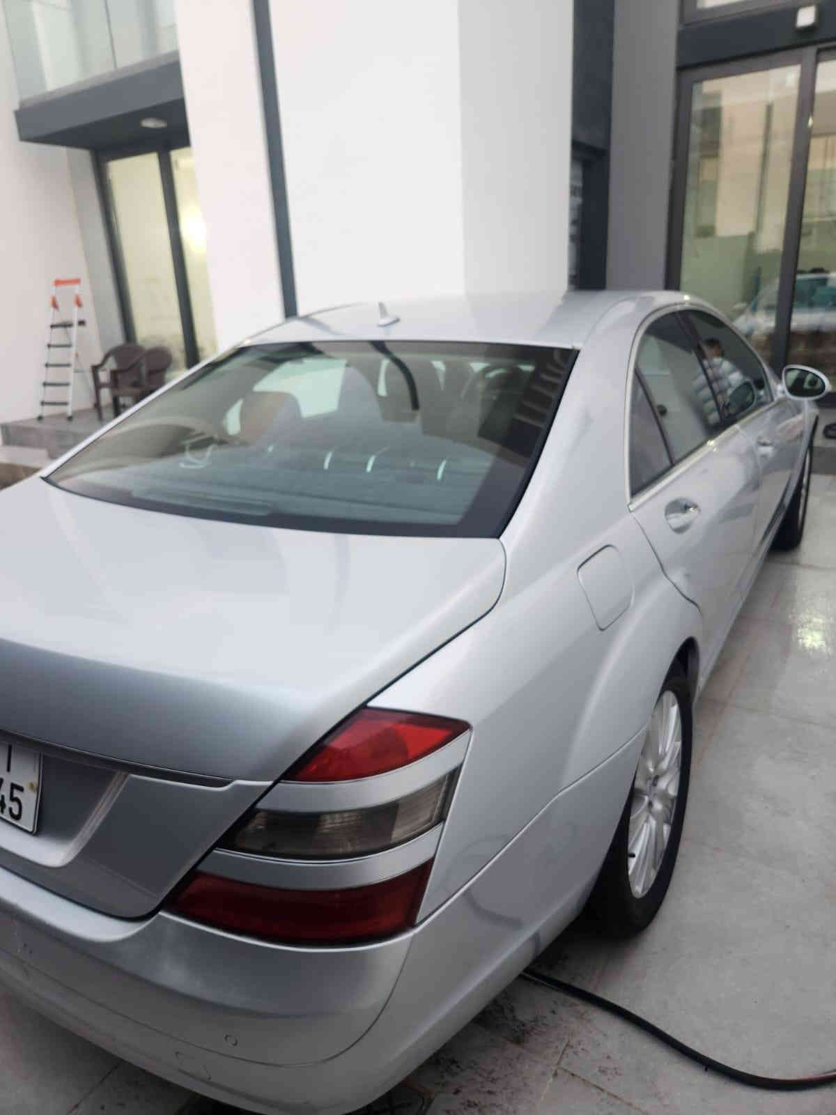 مرسيدس موديلS Class W221 2008
رقم السيارة : بغداد الجديد 11 T  
مكان السيارة : بغداد    مجمع البدور 
المواصفات

2. محرك V6 و كير 7 نمر 
3. تبريد ثلاثة قطع 
6. كروز سرعة 
7. أبواب شفط
8. صندوق شفط
9. فتحة سقف 
11. حساسات امامية خلفية
13. مري شفط
14. شاشة اعطال
15. داخل جلد لون اسود
17. كشنات امامية تبريد و تدفئة
18. ثلاثة وضعيات قيادة سبورت وعادي ومريح (S M C)
19. شفتات بالستيرن
20. سيدي جنجر 
21. نظام تعليق إيرماتك 
 السيارة بيها بارد خفيف بحافة الجاملغ الخلفي الأيمن 
والدعامية الامامية نصه مصبوغ 
السيارة على وضعه ومابيه اي صبغ وسوناره موجود 
السعر ١٩٥ ورقه وبيهه مجال بسيط
***********

