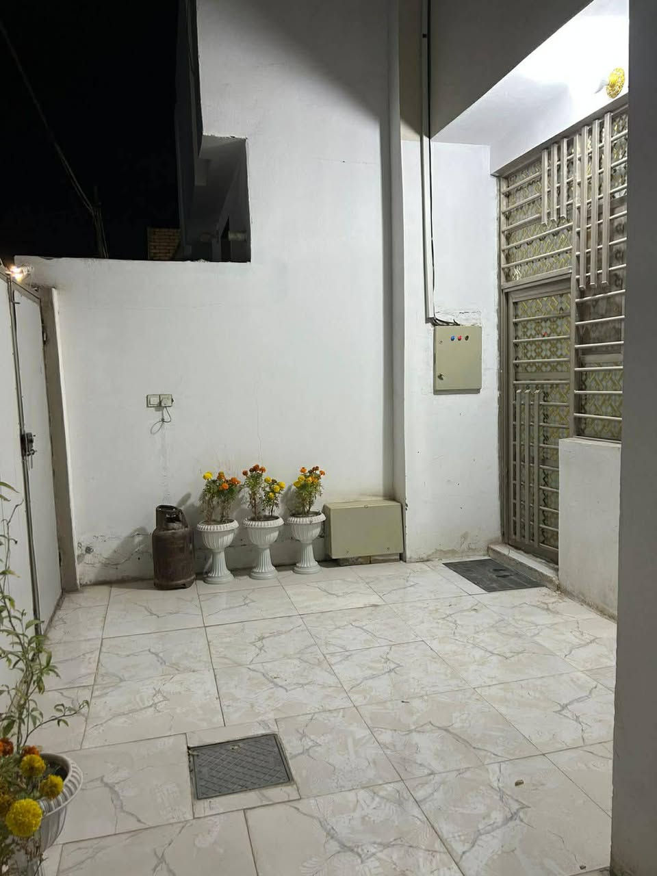 بيت للبيع طابو زراعي ٢٥ مقابيل قرية الغدير عمود ٢٢٧ شارع ١٤ البيت ١٥٠م غرفتين وصاله واستقبال وحمامين السطح شتايكر السعر ٦٥ وبي مجال.  للاتصال ***********)  ***********
