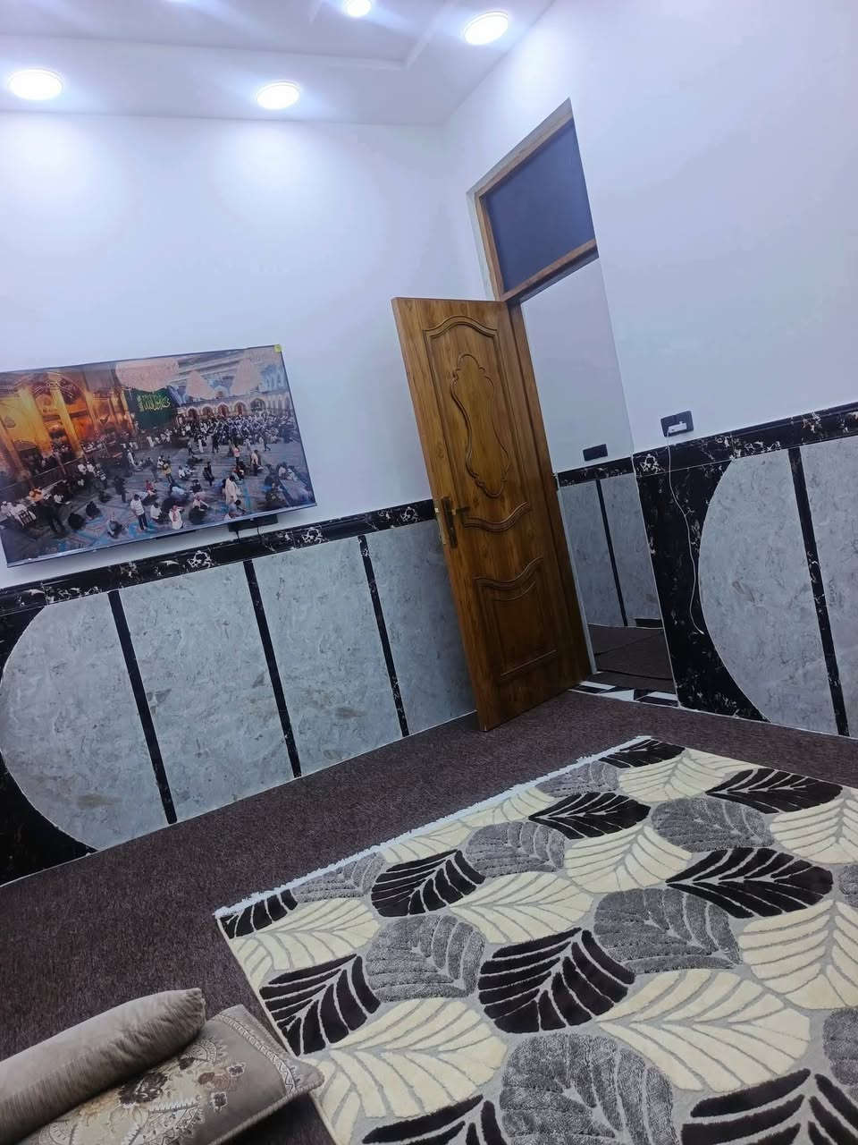 ياالله
سلام عليكم
البيت البيع طابو زراعي سند ٢٥
البيت بناء حديث ومسلح طابق واحد
مساحه 100متر طولاني 
يحتوي على استقبال وصاله ومطبخ وغرفة نوم وصحيات داخليه وصحيات خارجيه
حي لحسين مجمع أبو حوراء 
البيت ينباع معه أثاث يعني جاهز تعال وسكن بي
استفسار اتصل بل أرقام تأليه 
((***********)) ((***********)) اخوكم أبو عراق..
