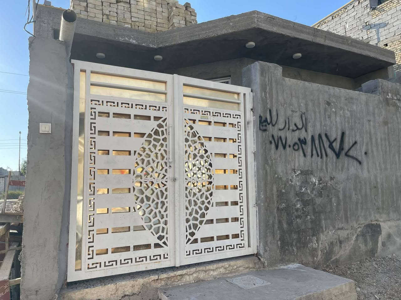 بيت للبيع بغداد التاجي حى الحسن العسكري نهاية دور الضباط قريب مولدة عباس شايع مساحة 100متر مسلح قاط بناء طابوق عالي عن الشارع ***********
