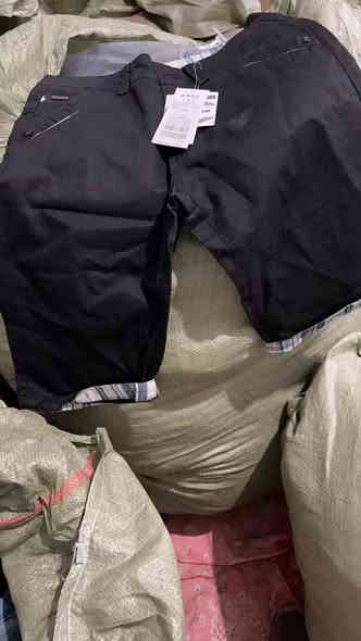 السلام عليكم 
عندي طن واحد ملابس جاي من الصين 
10ايام يوصل ان شاء الله 
ملابس رجالية جديدة (غير مستخدمة)
تحتوي على مخلوط
جاكيت/قمصلة
تيشيرت 
سويتر
بنطلون 
بلوز 
شورت
قميص من النوع الثقيل 
(ملاحظة)
ابيع الكمية كاملة 
الملابس كلها من الدرجة الأولى 
(رجالي رجالي رجالي)
الي مهتم يتصل او يراسل واتساب 
***********
