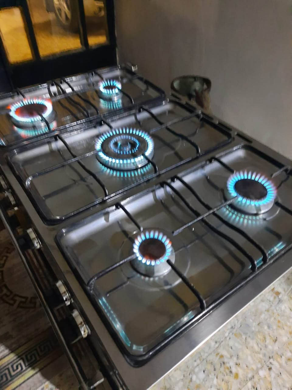طباخ فريش نضيف وشغال وناره تخبل على الفحص والفرن هم شغال فوك وجوه وناره تخبل سعره 140 وبيه مجال المكان نهايه الشعله منطقه الدهله *********** بغداد, العراق
