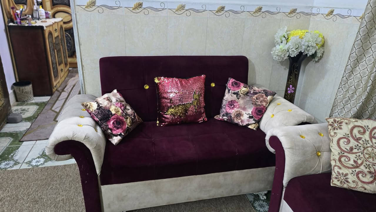 السلام عليكم تخم ٧ نفرات نظيف مثل ماموضح بلصوره قنفات عدد٢ وكراسي عدد٢ السعر ب٢٠٠ وتجي تشوف بعينك مكان السماوه ت ***********
