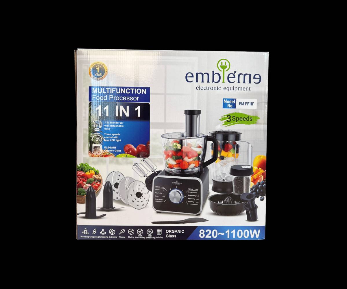 محضرة طعام كهربائية 11 في 1 بقوة 1100 واط مع 3 سرعات – Embleme EM FP11F

الاستخدامات

تقطيع الخضروات والفواكه بسرعة عالية.

فرم اللحوم وتحضير الحشوات.

عجن العجين (الخبز، البيتزا، المعجنات).

بشر الجبن والجزر والخيار.

تقطيع شرائح رفيعة وسميكة.

خفق البيض والكريمة وتحضير الكيك.

عصر الحمضيات (البرتقال، الليمون).

طحن القهوة والبهارات والمكسرات.

تحضير العصائر والسموثي والميلك شيك.

إعداد الشوربات والصلصات المختلفة.

المميزات

قدرة كهربائية عالية: 820 – 1100 واط لأداء قوي وسريع.

نظام 3 سرعات + خاصية النبض (Pulse) للتحكم الكامل.

سعة وعاء المعالج: حتى 1.5 لتر.

هيكل أنيق بواجهة LED زرقاء.

نظام أمان بقفل ذكي يمنع التشغيل قبل التركيب الصحيح.

شفرات ستانلس ستيل مقاومة للصدأ.

قرص تقطيع رفيع وسميك + قرص بشر.

ملحق عجن خاص لتحضير العجين بكفاءة.

خلاط بسعة كبيرة مع قاعدة قابلة للفصل.

مطحنة مخصصة للقهوة والبهارات.

عصارة حمضيات مدمجة.

قاعدة ثابتة مانعة للانزلاق.

جهد تشغيل منزلي قياسي (220-240V).

قابس أوروبي ثنائي.

ضمان لمدة سنة من تاريخ الشراء

محتويات الصندوق

الوحدة الرئيسية (المحرك).

وعاء محضرة الطعام مع الغطاء.

إبريق خلاط.

مطحنة جافة.

عصارة حمضيات.

شفرة فرم ستانلس ستيل.

شفرة عجن بلاستيكية.

3 أقراص تقطيع وبشر (رفيع  سميك  شرائح بطاطس).

مضرب خفق مزدوج.

أداة دفع الطعام (Pusher).

ملعقة بلاستيكية.

دليل استخدام.

الملاحظات

لا يتم تشغيل الجهاز إلا بعد تثبيت جميع القطع بإحكام.

يفضل عدم تشغيل الجهاز لأكثر من دقيقة متواصلة ثم إراحته.

لا توضع مكونات ساخنة فوق 80 درجة مئوية.

يجب فصل الجهاز عن الكهرباء بعد الاستخدام.

قياس الكارتون:

الطول: 41 سم

العرض: 28 سم

الارتفاع: 41 سم