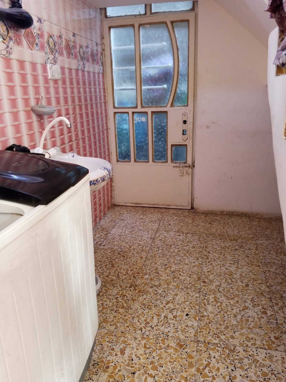 السلام عليكم دار للبيع المساحه 64دار زراعي سند 25 يحتوي عل غرفتين وهول ومطبخ وخدمات العنوان الامين الثانيه  السدة البستان السعر 45وبي مجال الاستفسار الاتصال عل الرقم ***********
