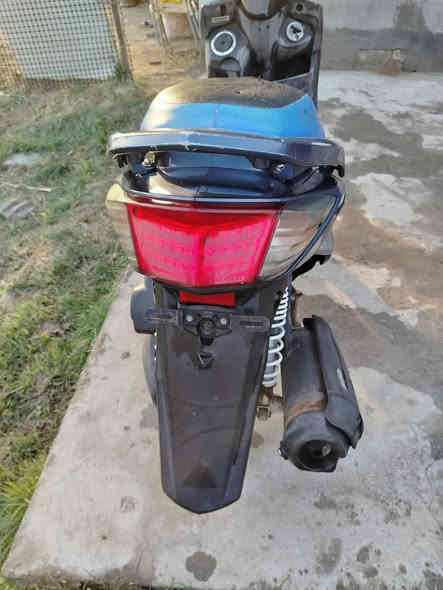 السلام عليكم 
للبيع فقط بدون مراوس. 
سكنز فحل نوزل خطين بلاديه وشغاله من الطول للطول برغي تجاري مابيها مختمه ختم واحد ويه المكينه الدراجه خرسه مينسمع الها صوت شغاله نكره بكل وقت تجي وتفحص وين متريد الدراجه ماشيه 17 ألف بعدها بالجيس سعر الدراجه 800 وبيها مجال قليل حك الجيه مو شراي اعبر المنشور مكاني مسيب للاستفسار خاص او الاتصال***********
