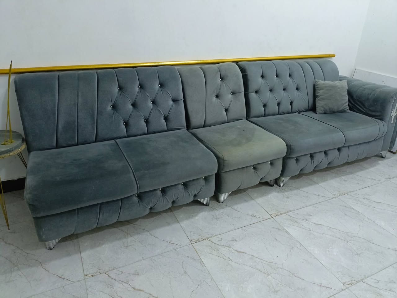 السلام عليكم قنفات،5 قطع متروكات يحتاج غسل فقط وبيهن قطعه طايحه الرجل مالتها ولرجل موجوده السعر 225 قفل 200 
*********** البصره التنومه
