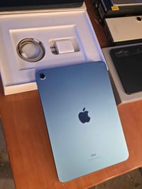 ايباد 10  ذاكرة 256........ اعلى ذاكرة   كامل ملحقات  باكيته وكيبل وال...