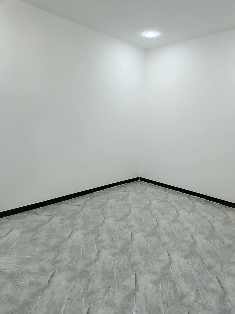 سلام عليكم بيت في حي الحكيم
نزله التمايمه قريب على الشارع العام مساحه 100 متر 
الوجه ٥ والنزال ٢٠ البيت مرقم بلديه بناء ٢٠٢٥
عرض الشارع ٢٠ يحتوي البيت على غرفه وصاله ومطبخ واستقبال ومجموعه صحيات داخليه وخارجيه للاستفسار
اتصال على الرقم ***********
