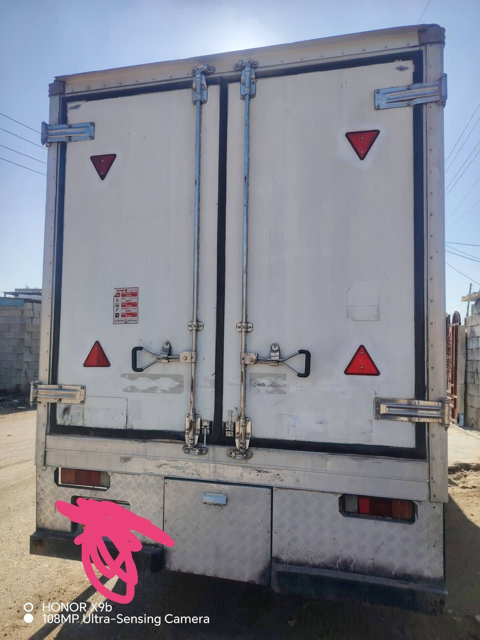 السلام عليكم ورحمة الله  كنتر براد طول ٥ جهاز منفصل موديل 2017 كفاله عامه من عده باب سكن مصلح سياره جاهزه من كلشي عنوان بغداد رقم ربيل بسمي رقم هاتف ***********
