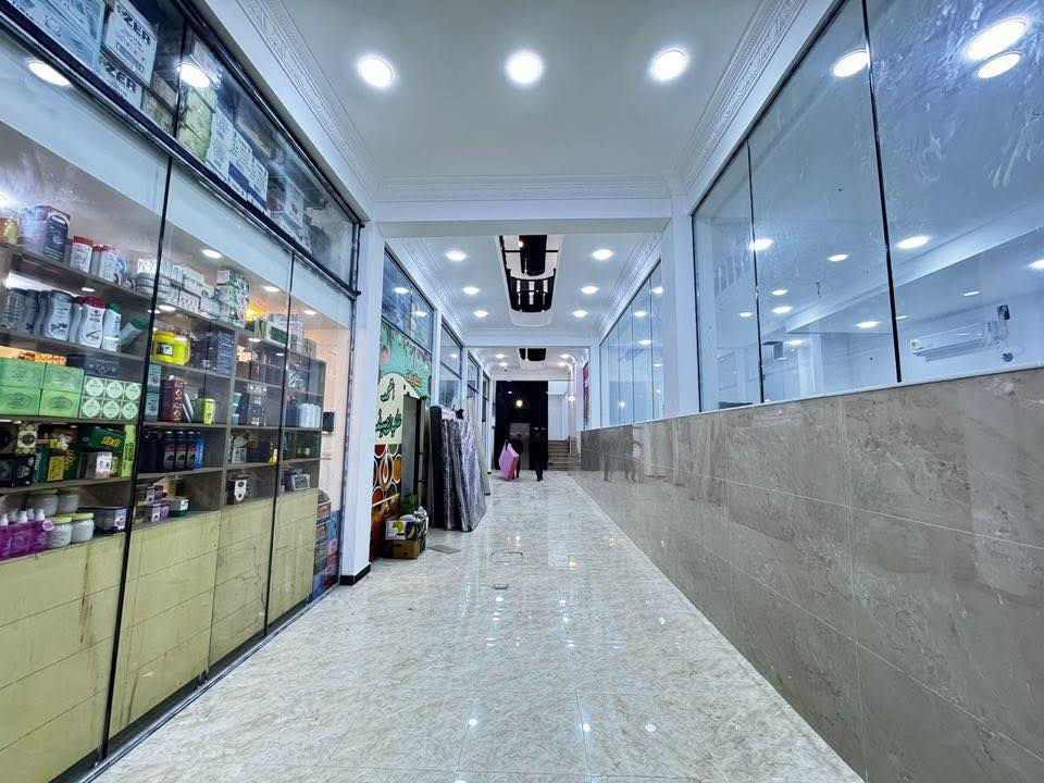 ببناء وتصميم حديث يليق بالمدائن واهلها بناية مميزة في سوق المدائن يتوفر داخلها كهرباء ٢٤ ساعة و مصعد كهربائي و مجهزة بالكامرات ووسائل الحماية و كراج مجاني 
 استثمر الفرصه من عيادات طبية ومكاتب علمية ومحلات تجارية وغيرها
للتواصل ***********
