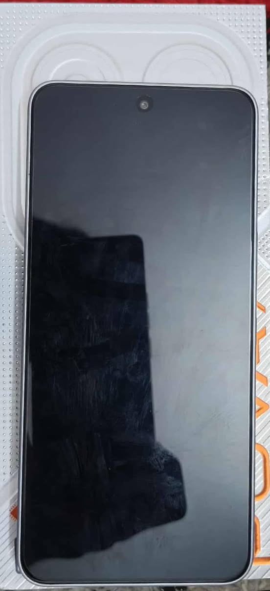 ​📱 للبيع: ملك الفئة TECNO POVA 7 Ultra 5G (نسخة الـ Ultimate) 👑
الجهاز بحالة الوكالة (Zero)، استخدام شخصي حذر لمدة 3 أشهر فقط. اللون أبيض ثلجي ⚪ ونظافة تامة (أخو الجديد) 🚿.
​🧠 وحدة المعالجة المركزية وأنظمة التبريد:
​المعالج: MediaTek Dimensity 8350 Ultimate بـ معمارية 4 نانومتر الموفرة للطاقة 🧠.
​عدد الأنوية: معالج ثماني النواة (Octa-core) بتردد يصل لـ 3.0GHz لأداء صاروخي 🚀.
​نظام التبريد: منظومة متطورة مكونة من 12 طبقة تبديد حراري ❄️ تمنع الحماوة (Thermal Throttling) نهائياً 🧊.
​الأداء الفعلي: تشغيل PUBG Mobile بـ 120FPS ثابتة 🎮، ويدعم COD و Genshin Impact بأعلى إعدادات 🕹️.
​📱 الشاشة والنظام البصري:
​نوع الشاشة: شاشة AMOLED خرافية تدعم جميع الألوان📱✨.
​التردد: سرعة تحديث 144Hz لسلاسة مطلقة 🏄‍♂️ ودقة +FHD لتفاصيل دقيقة 💎.
​الكاميرا الخلفية: بدقة 108MP احترافية تدعم الذكاء الاصطناعي 📸📸.
​الكاميرا الأمامية: بدقة 13MP لصور السيلفي 🤳✨.
​🔋 منظومة الطاقة وإدارة الشحن:
​البطارية: سعة عملاقة 6000mAh تصمد يومين 🔋🔋.
​الشحن السريع: قوة 70W ⚡⚡ . 
​الشحن العكسي: يدعم شحن الأجهزة الأخرى بقدرة 30W 🔄 (سلكي ولاسلكي) 🔋⚡.
​صحة البطارية: السعة القصوى 100% (جديدة تماماً) 💯.
​🤖 تقنيات الذكاء الاصطناعي (Tecno AI):
​مساعد Ella الصوتي: ذكاء اصطناعي تفاعلي لتنفيذ الأوامر 🗣️🤖.
​الترجمة الفورية: مترجم ذكي للمكالمات والدردشة 🌐🌐.
​الإنتاجية: أدوات تلخيص النصوص 📝، مسح العناصر من الصور (AI Eraser) 🎨، وصانع خلفيات ذكي 🖼️.
​📶 الاتصال والمميزات الدقيقة:
​NFC: يدعم الدفع الإلكتروني والاقتران السريع 💳📲.
​Bluetooth: أحدث إصدار لاتصال مستقر وبدون تأخير بالصوت 🔊🎶.
​الشبكات: دعم كامل لترددات الجيل الخامس 5G 🌐📡.
​إضاءة الحالة: (Status Light) خلفي تفاعلي ويه الإشعارات والموسيقى 💡🌈.
​المقاومة: تصميم مقاوم لرذاذ الماء والغبار بمعيار IP64💦🛡️.
​النظام: أحدث إصدار Android 15 وواجهة HiOS 15.1.2 ⚙️.
​✅ الملحقات: الكرتونة وكافة الملحقات الأصلية متوفرة، عدا دبوس الشريحة📌  . 
#الجميع


**إذا كنت صاحب هذا الإعلان وتريد حذفه لأي سبب، رجاءا أرسل رسالة إلى الدعم الفني**